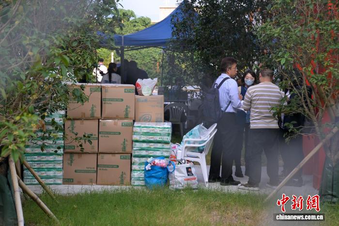 12月4日、香港特區(qū)大埔區(qū)にある過渡的に入居できる住宅「善樓」の敷地で作業(yè)を行うスタッフ。「宏福苑」で大規(guī)?；馂?zāi)が発生したのを受け、香港特區(qū)政府房屋局は、過渡的に入居できる住宅を活用して、宏福苑の被災(zāi)住民の迅速な入居を手配。房屋局の何永賢局長(zhǎng)によると、3日12時(shí)の時(shí)點(diǎn)で、累計(jì)で680世帯1613人が過渡的に入居できる住宅への入居を完了（撮影?陳永諾）。