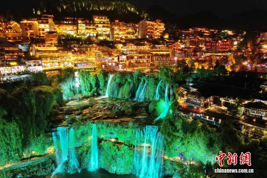 滝が貫く古鎮(zhèn)の煌めく夜景　湖南省芙蓉鎮(zhèn)