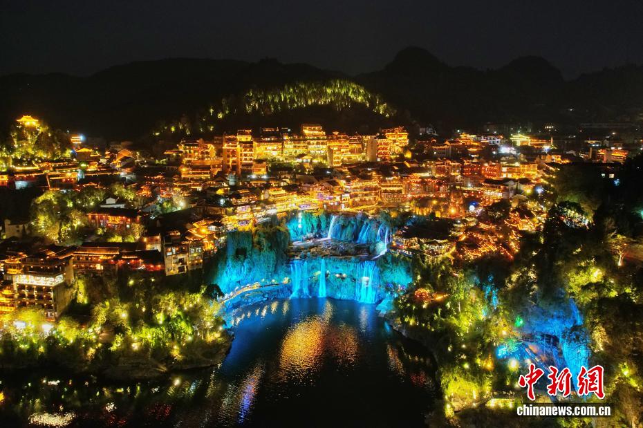 滝が貫く古鎮(zhèn)の煌めく夜景　湖南省芙蓉鎮(zhèn)