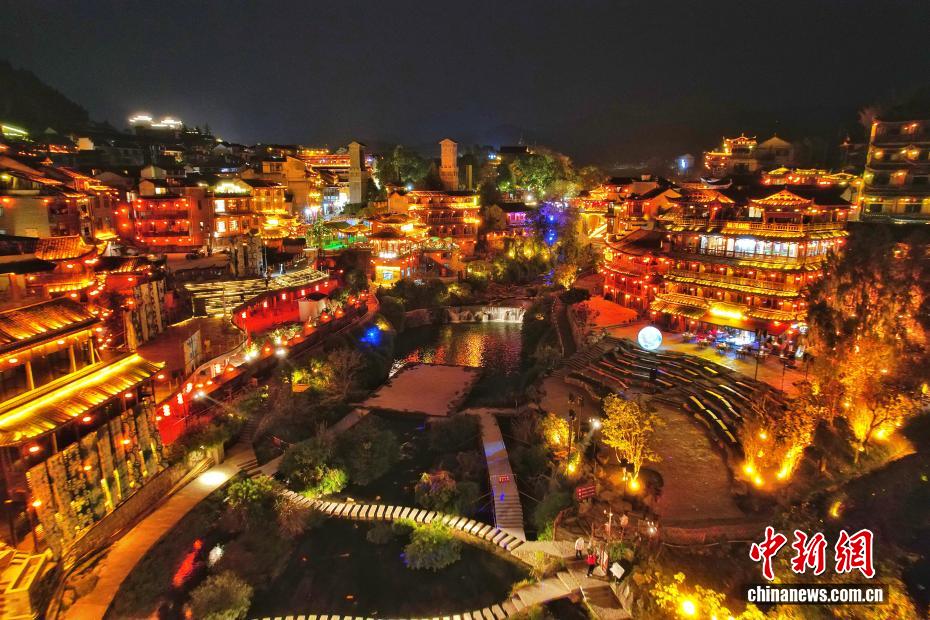 滝が貫く古鎮(zhèn)の煌めく夜景　湖南省芙蓉鎮(zhèn)