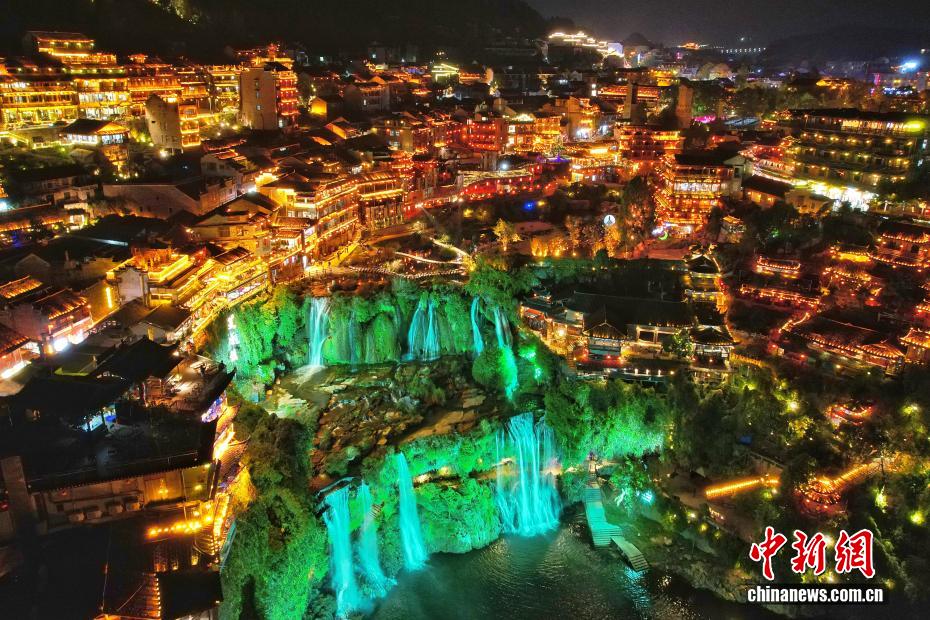 滝が貫く古鎮(zhèn)の煌めく夜景　湖南省芙蓉鎮(zhèn)
