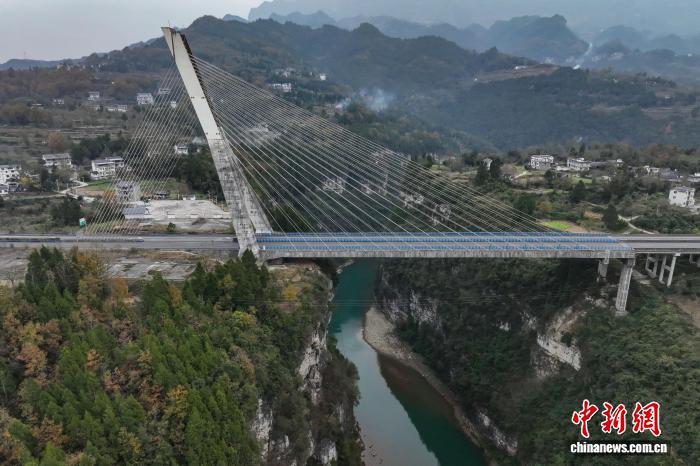 「芙蓉江にかかるハープ」のような芙蓉江大橋を上空から撮影　貴州省正安