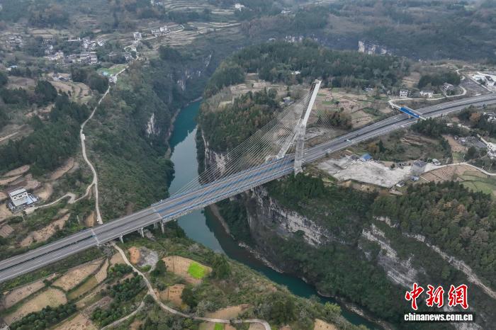 「芙蓉江にかかるハープ」のような芙蓉江大橋を上空から撮影　貴州省正安