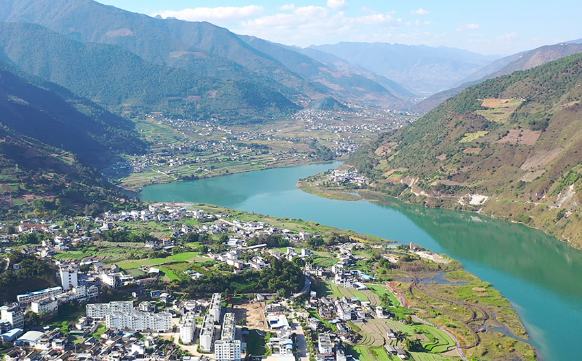 碧く美しい水をたたえる冬の瀾滄江　雲(yún)南省