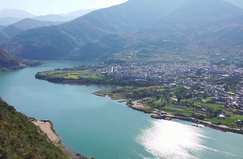 碧く美しい水をたたえる冬の瀾滄江　雲(yún)南省