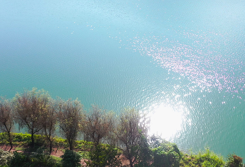 碧く美しい水をたたえる冬の瀾滄江　雲(yún)南省