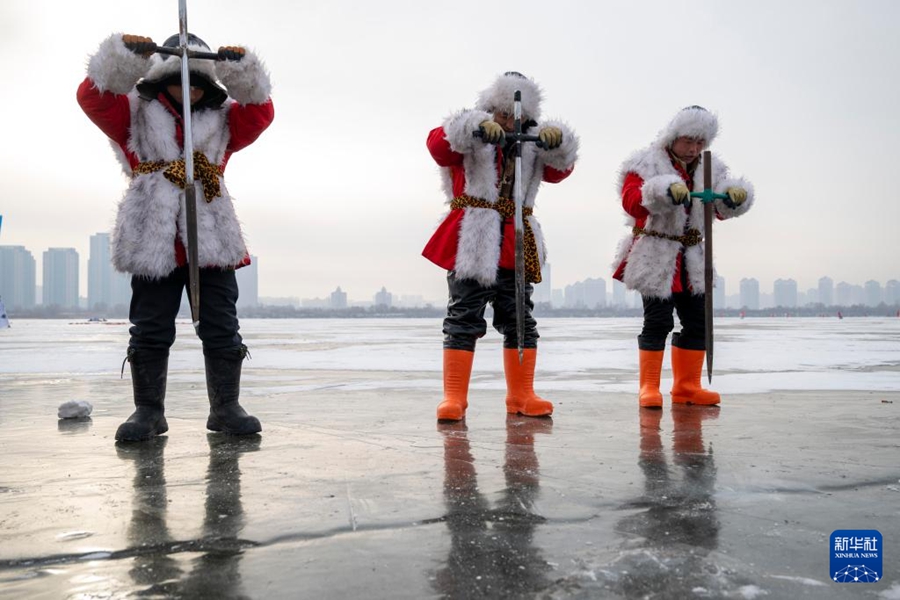 氷雪シーズン迎えた哈爾浜で採氷フェスティバル　黒竜江省哈爾浜市