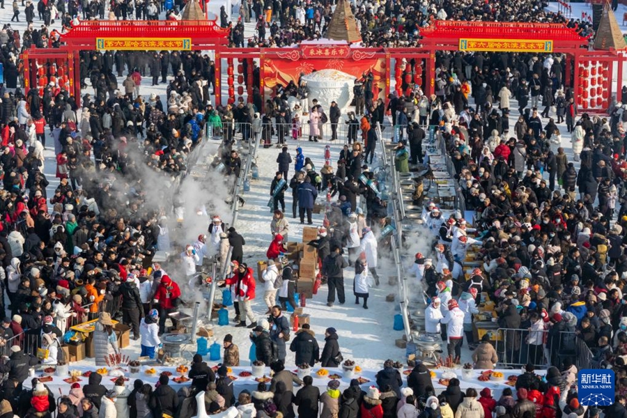 氷雪シーズン迎えた哈爾浜で採氷フェスティバル　黒竜江省哈爾浜市