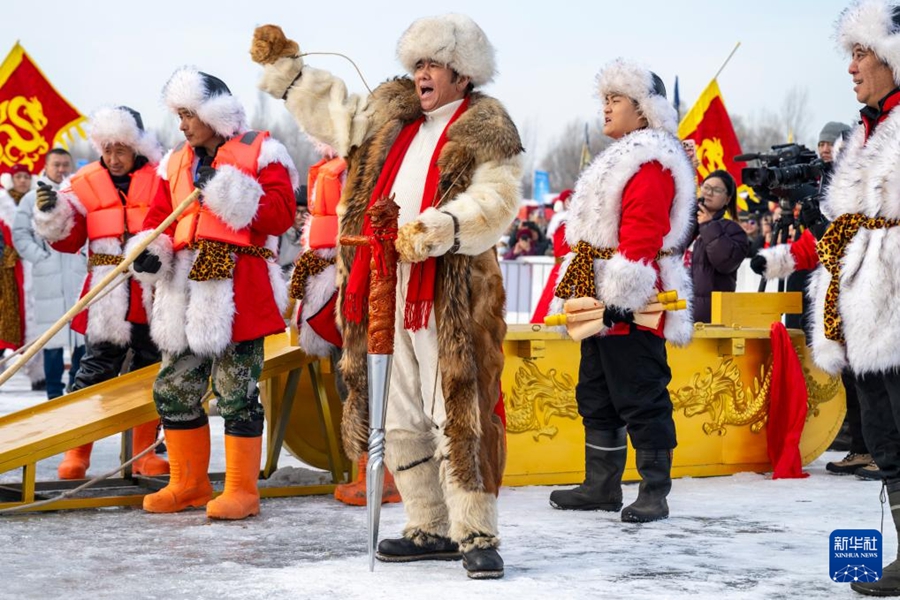 氷雪シーズン迎えた哈爾浜で採(cǎi)氷フェスティバル　黒竜江省哈爾浜市