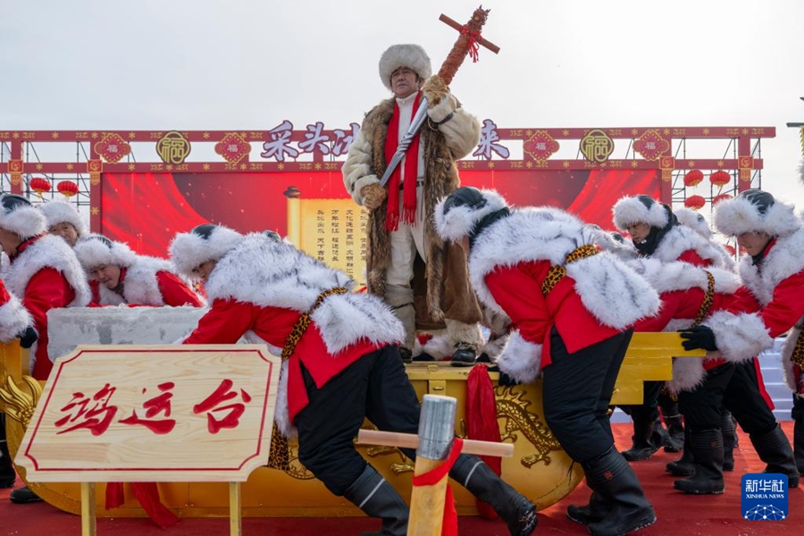 第6回哈爾浜氷雪フェスティバル會(huì)場(chǎng)で、採(cǎi)氷する「採(cǎi)氷漢子」を率いて初めて採(cǎi)氷した氷を運(yùn)搬する「氷の親方」（12月7日撮影?張濤）。