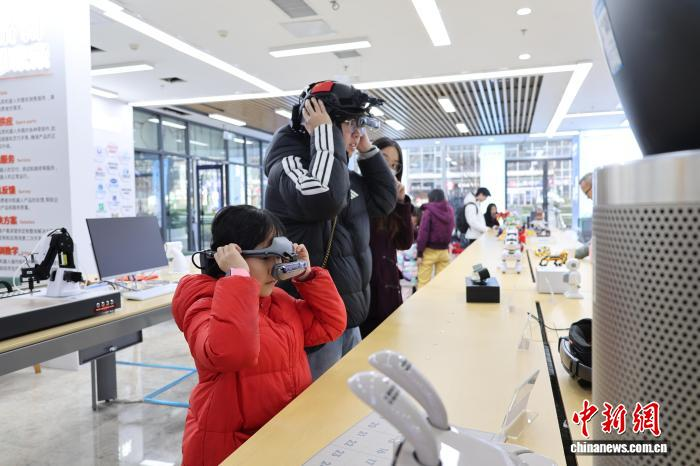 12月7日、山東省済南市「未來予見」ロボット6Sセンターで、ヘッドマウント型ARグラス製品を體験する市民。撮影?孫婷婷