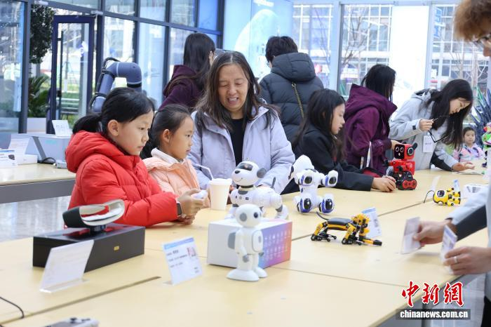 12月7日、山東省済南市「未來予見」ロボット6Sセンターで、多くの子供たちの注目を集める家庭用コンパニオンロボット。撮影?孫婷婷