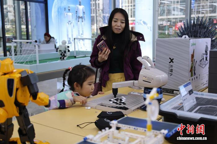 12月7日、山東省済南市「未來予見」ロボット6Sセンターで、子供と対戦する五目並べロボット。撮影?孫婷婷