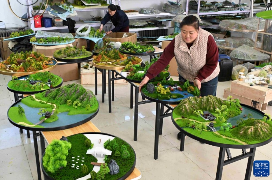河北省石家荘市平山県上三汲郷河渠村で、ジオラマを制作するジオラマメーカーの作業(yè)員（12月8日撮影?陳其保）。
