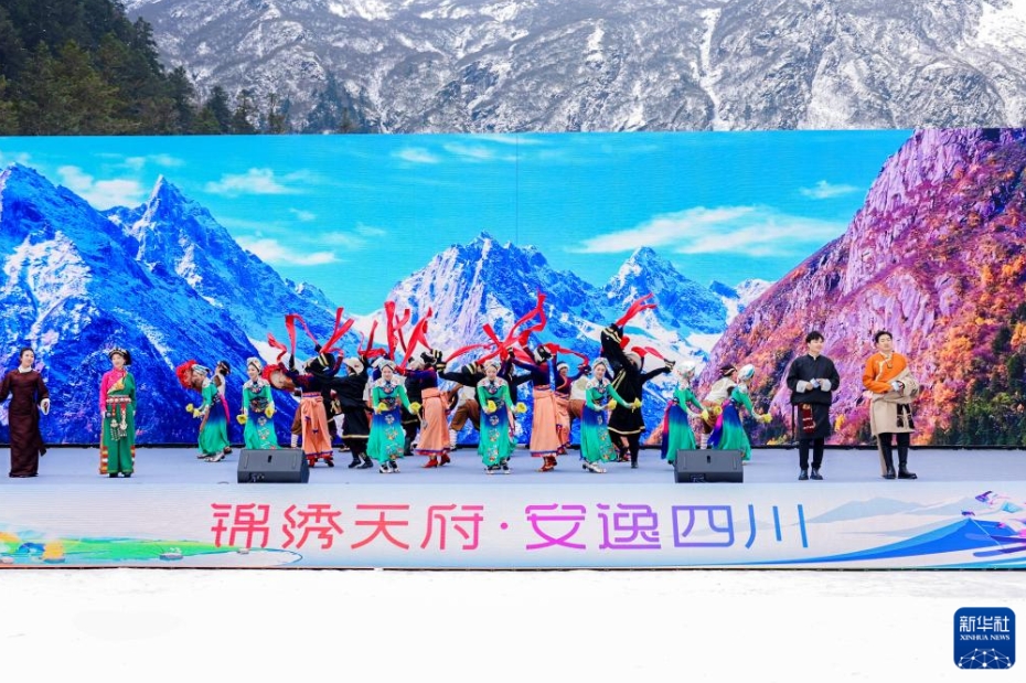 「2025年四川省冬季観光シーズン」始動(dòng)式で、パフォーマンスを披露する出演者（12月8日撮影?江宏景）。