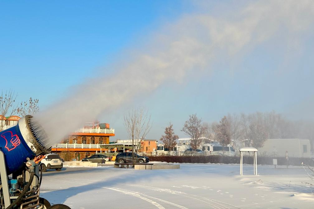 今シーズンの「巨大雪だるま」を作るために作動(dòng)する人工降雪機(jī)。