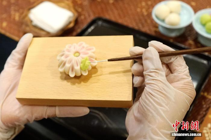 唐菓子を作る様子（撮影?張遠(yuǎn)）。