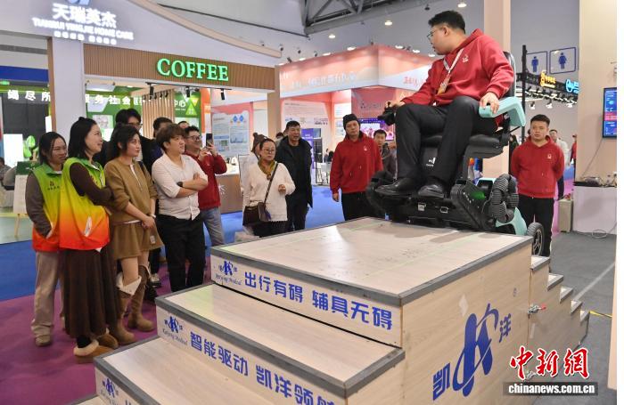 市民がAI中醫(yī)學(xué)とスマートライフを體験　吉林省長春