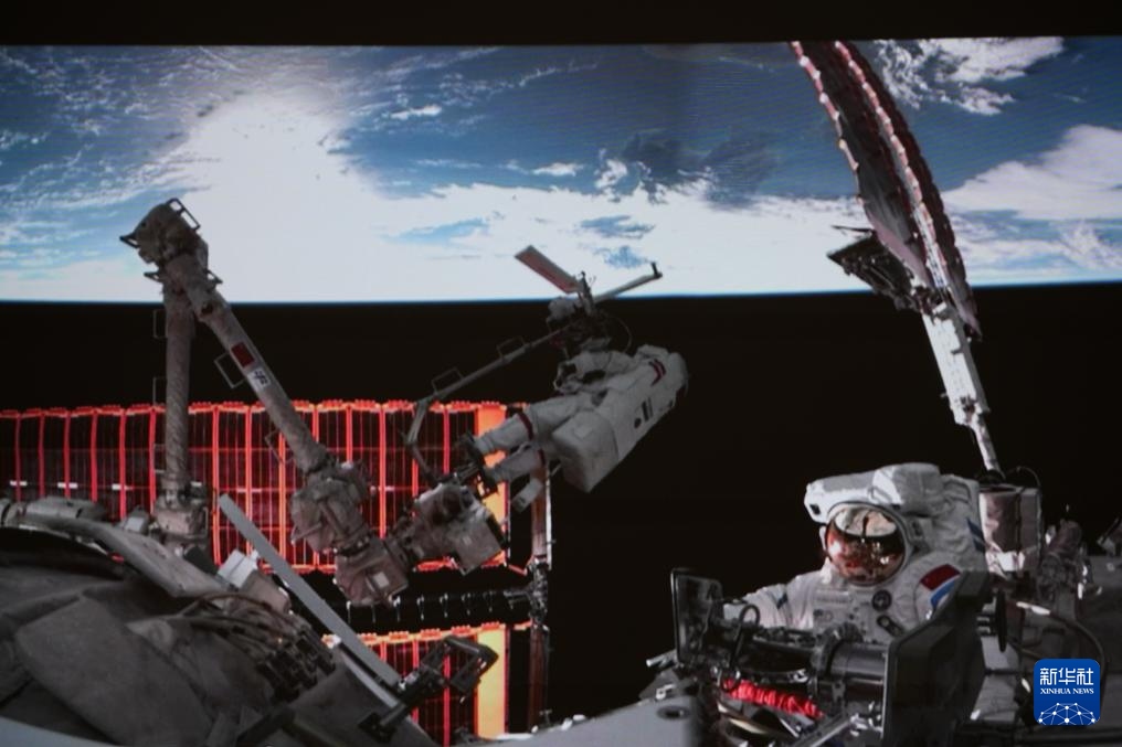 有人宇宙船「神舟21號(hào)」の宇宙飛行士、初の船外作業(yè)を無(wú)事完了