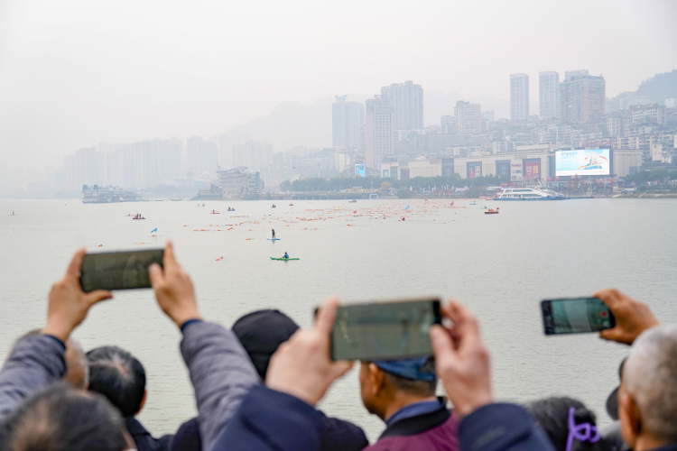 重慶萬州區(qū)で長江を泳いで橫斷する招待選手権大會