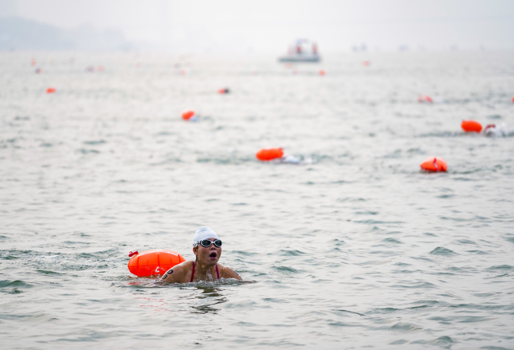 重慶萬(wàn)州區(qū)で長(zhǎng)江を泳いで橫斷する招待選手権大會(huì)