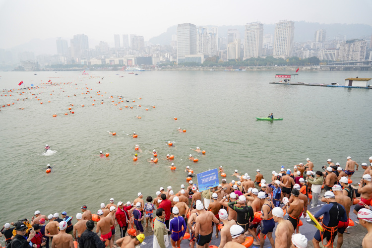 重慶市萬(wàn)州區(qū)南門口広場(chǎng)から長(zhǎng)江橫斷に挑む數(shù)千人のスイマー（12月7日撮影?謝智強(qiáng)）。