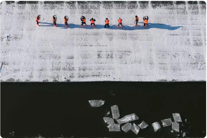 採氷作業(yè)が本格始動(dòng)した哈爾浜　黒竜江省