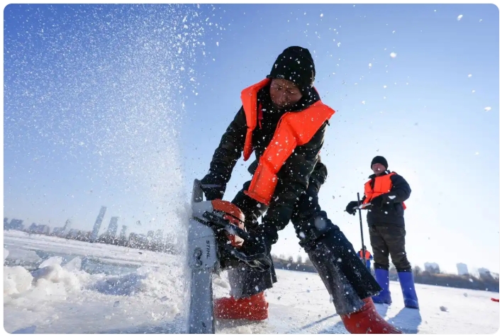採(cǎi)氷作業(yè)が本格始動(dòng)した哈爾浜　黒竜江省