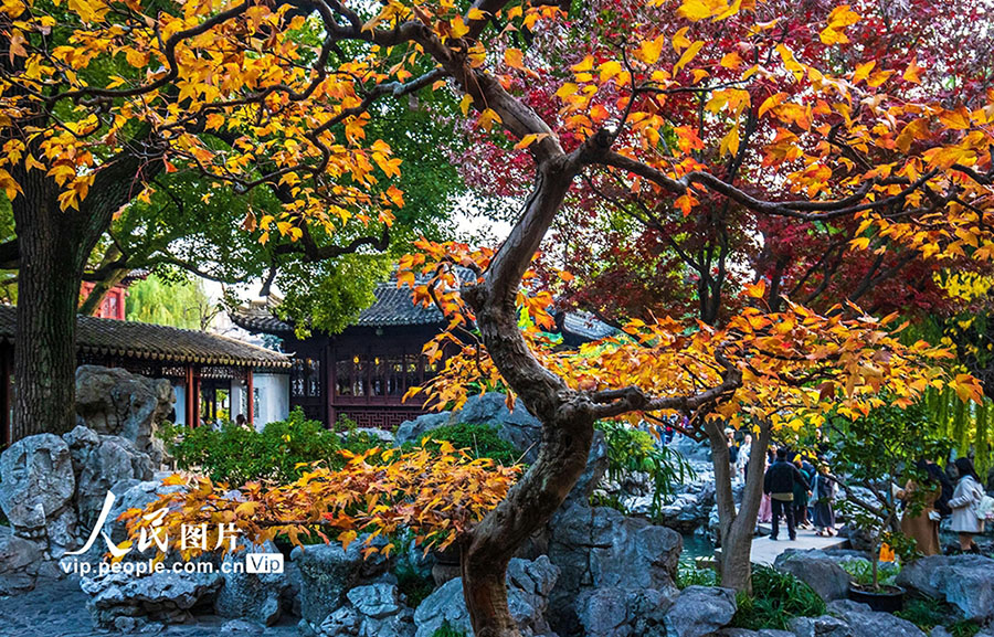 來園客を迎えるカラフルな豫園　上海