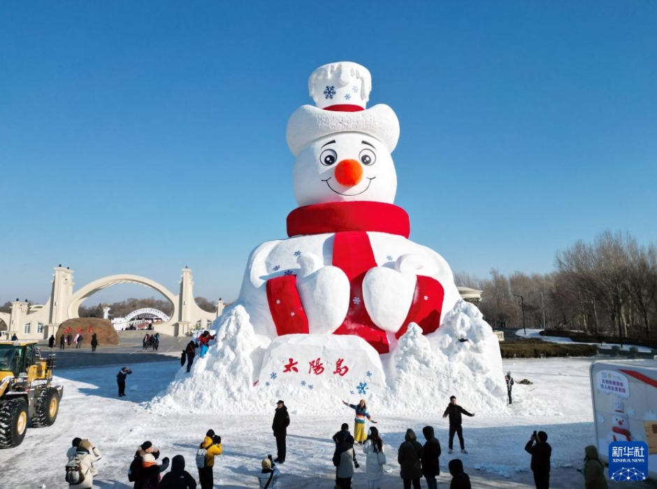 「ミスター雪だるま」の前で記念寫(xiě)真を撮影する観光客たち（12月9日、ドローンによる撮影?劉洋）。