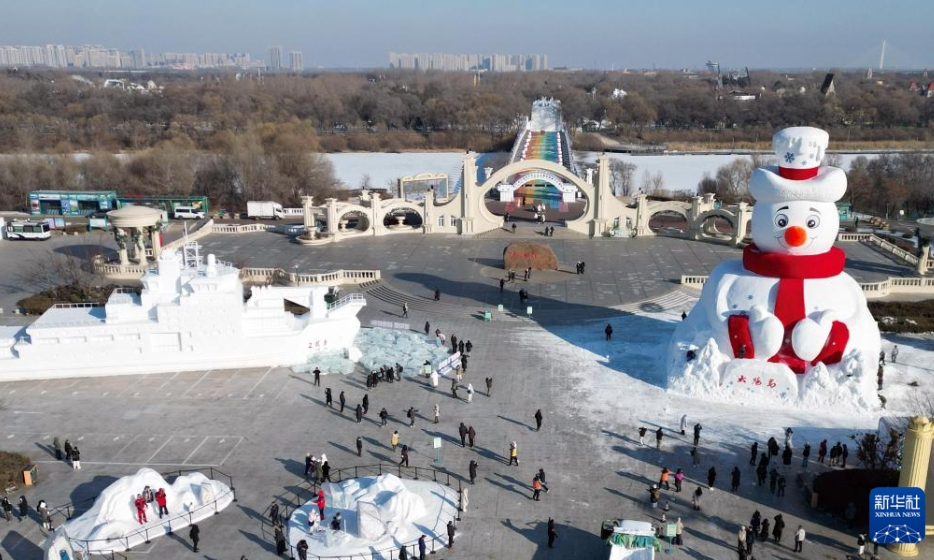 哈爾浜の太陽島雪博會に「ミスター雪だるま」が登場　黒竜江省