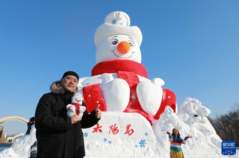 哈爾浜の太陽島雪博會に「ミスター雪だるま」が登場　黒竜江省