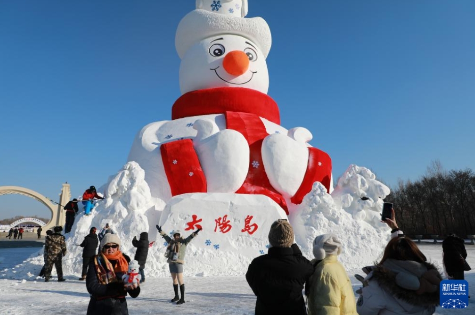 哈爾浜の太陽島雪博會に「ミスター雪だるま」が登場　黒竜江省