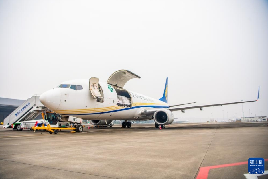 重慶江北國(guó)際空港でヤンゴンに向けて離陸する準(zhǔn)備を整えた中國(guó)郵政の貨物専用機(jī)（12月9日撮影?唐奕）。