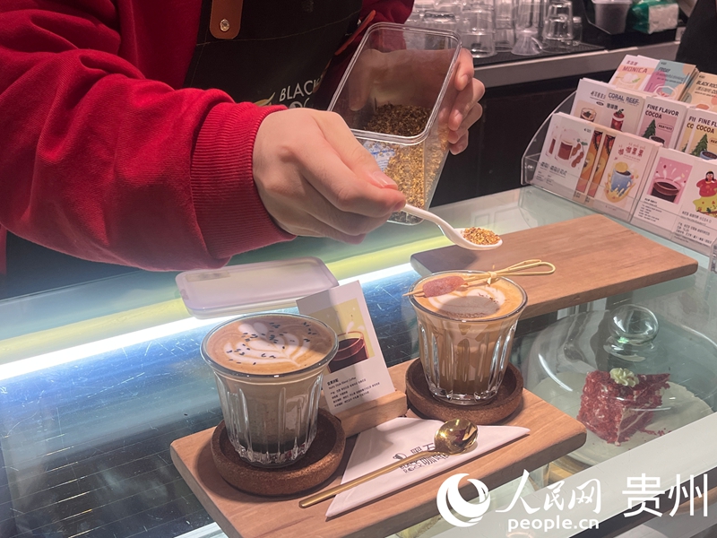 コーヒーを淹れる「黒石コーヒー」のバリスタ（撮影?陳潔泉）。