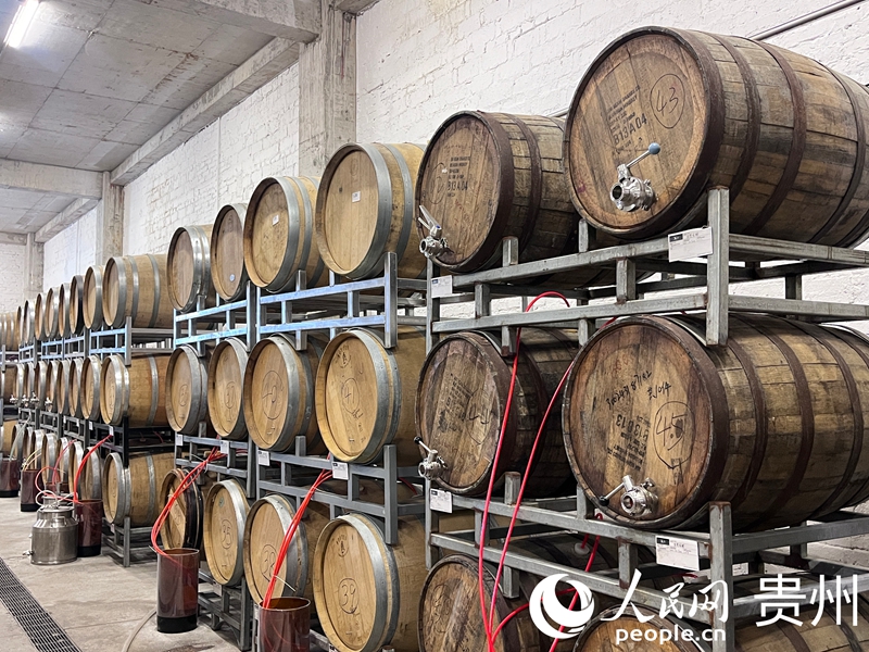 貴陽(yáng)のクラフトビールブランド「TripSmith」の酒蔵に整然と並べられている木の樽（撮影?陳潔泉）。