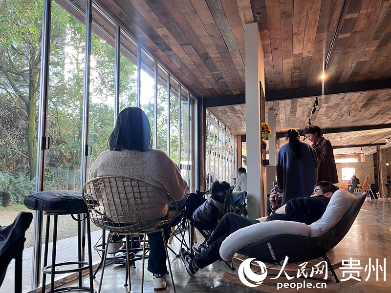 オシャレな雰囲気の店でゆっくりとくつろぐ市民や観光客（撮影?陳潔泉）。