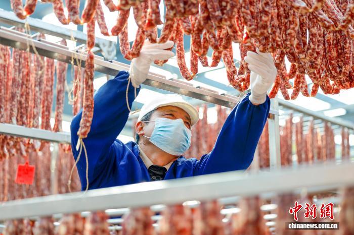 冬の日差しの中、燻製肉や腸詰めの天日干しシーズンスタート　安徽省南部