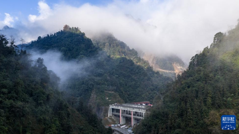 渝昆高速鉄道彝良トンネルの坑口（12月10日、ドローンによる撮影?胡超）。