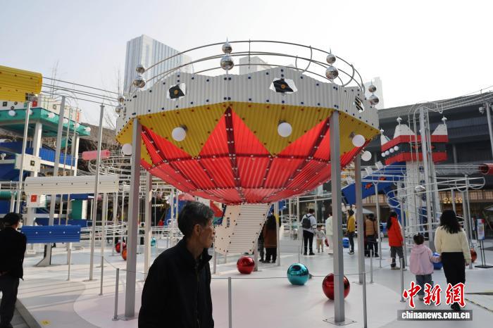 インスタレーション作品の「火鍋ビル」（撮影?張浪）。