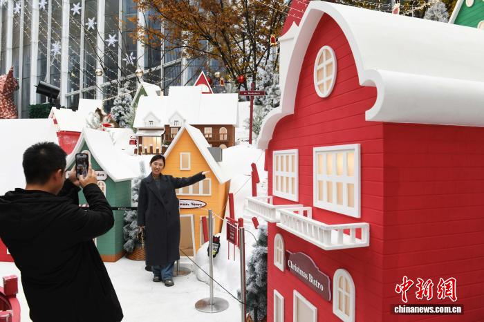 重慶市の商業(yè)エリアに「雪山小鎮(zhèn)」スポットが登場(chǎng)