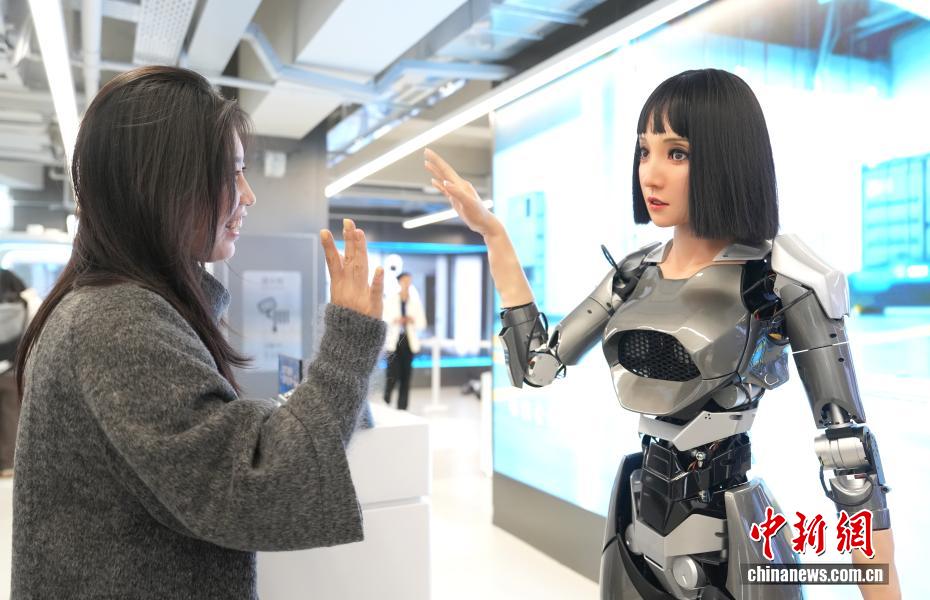 中國(guó)初のエンボディドAIロボット大型販売店が四川省成都市にオープン