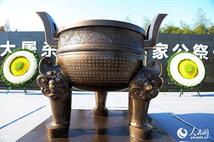 國(guó)家追悼鼎：高さ1.65メートル、重量2014キログラム、三足円形銅鼎。（2014年撮影?王初）