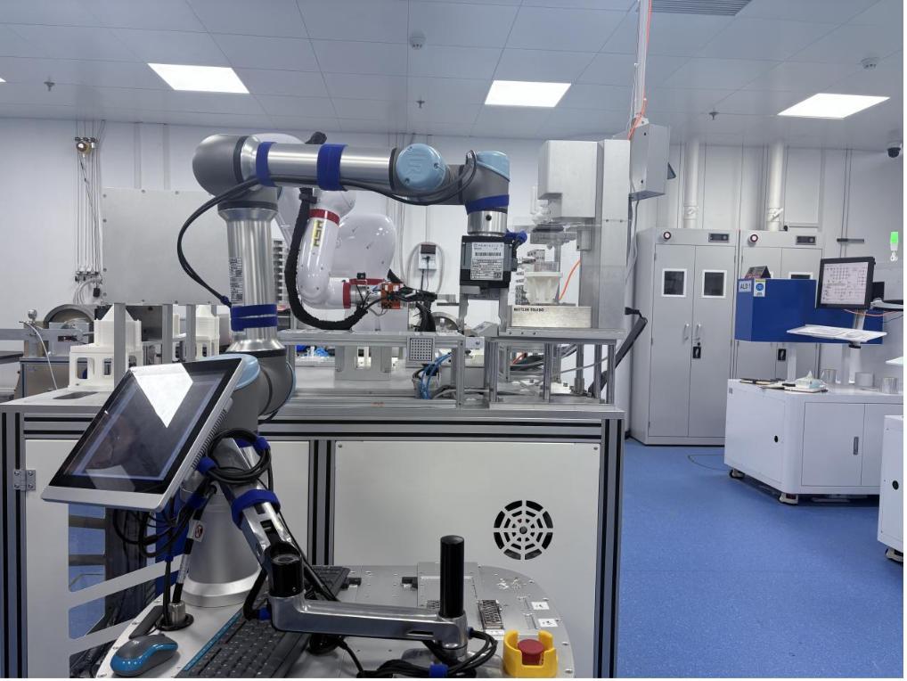 実験を行う「スマート科學(xué)者」（2025年11月26日撮影?周暢）。