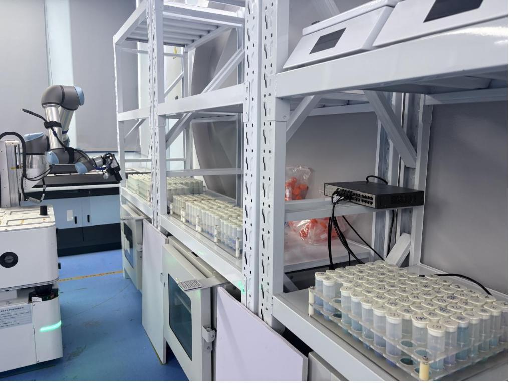 「スマート科學(xué)者」が実験を終えた試験管（2025年11月26日撮影?周暢）。