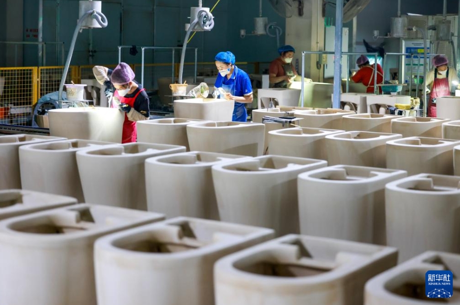 年末に向け、急ピッチで生産を進める中國各地の企業(yè)