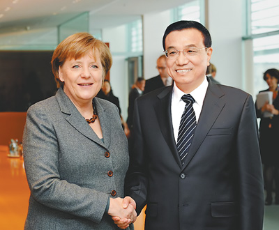 現(xiàn)地時間の7日、首都ベルリンで會談を行った李副総理とメルケル首相。