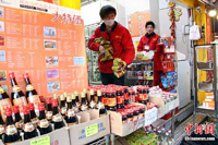 東京　余震に備え、人々が食品を買いだめ