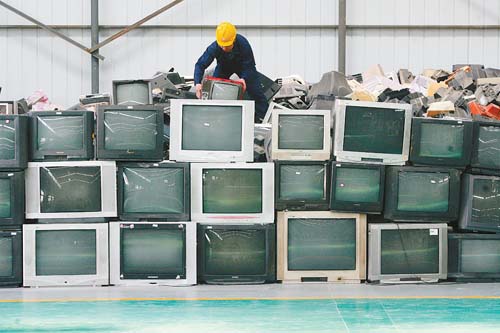 電子廃棄物を処理する職員。