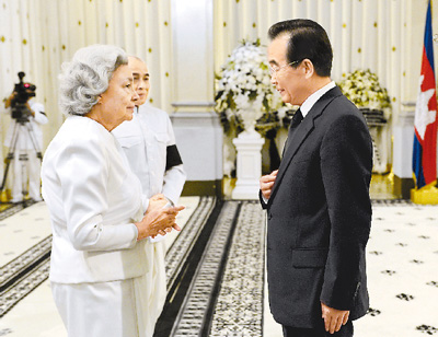 溫家寶総理は18日、カンボジアのシアヌーク前國王の弔問に同國の王宮を訪れ、モニク前國王妃、シハモニ國王と會見した。